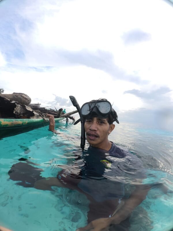 melakukan-kegiatan-membersihkan-sampah-di-laut-wakatobi Kegiatan Bersih Sampah Laut oleh Komunitas Konservasi Wakatobi