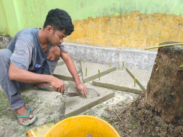 Anggota komunitas menanam terumbu karang buatan di laut Wakatobi