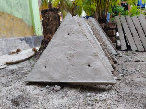 Anggota komunitas menanam terumbu karang buatan di laut Wakatobi