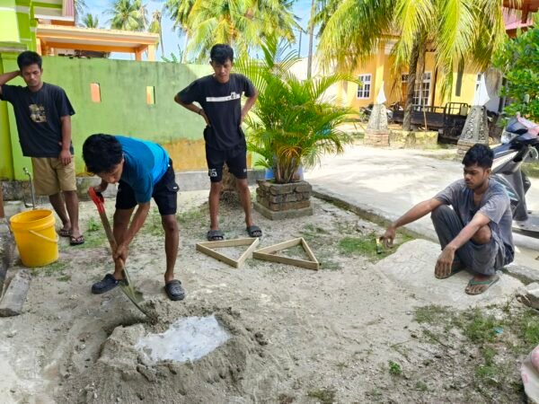 komunitas konservasi laut wakatobi fandensangia melakukan kegiatan kemanusiaan.