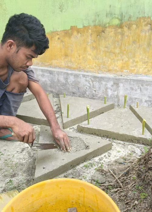 Anggota komunitas menanam terumbu karang buatan di laut Wakatobi