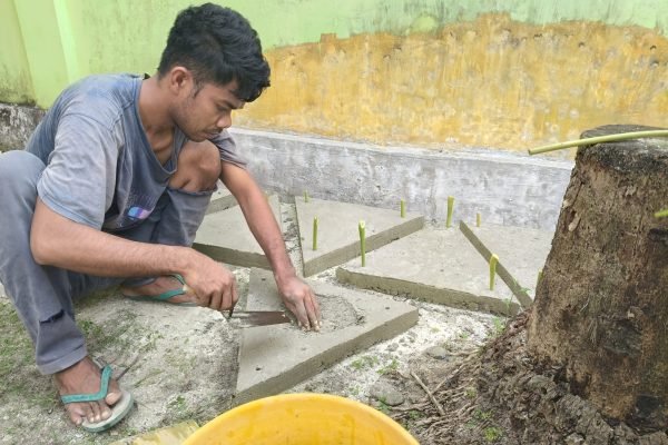 Anggota komunitas menanam terumbu karang buatan di laut Wakatobi